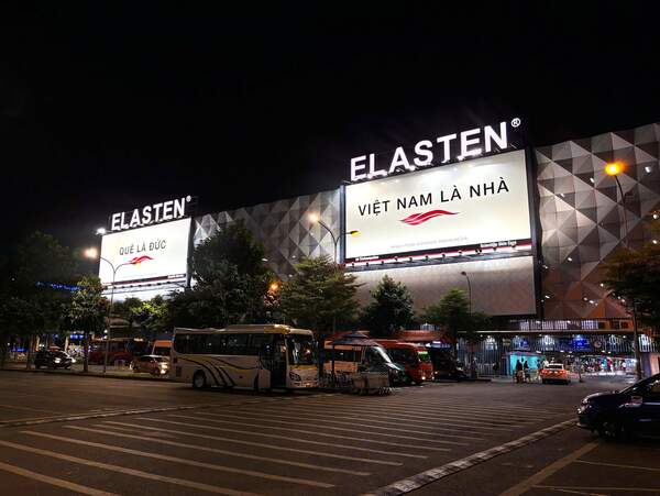 Gigantische Billboards der ELASTEN-Packung befinden sich aktuell  am Internationalen Flughafen Ho-Chi-Minh-City, Vietnam.