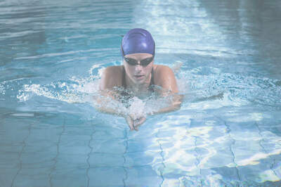 Schwimmerin im Hallenbad