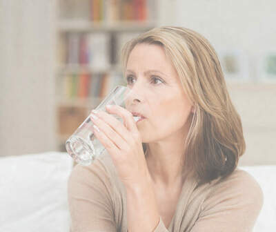 Frau trinkt ein Glas Wasser