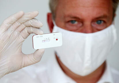 Foto von Mann mit Coronatest