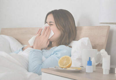 Frau mit grippalen Effekt putzt sich die Nase